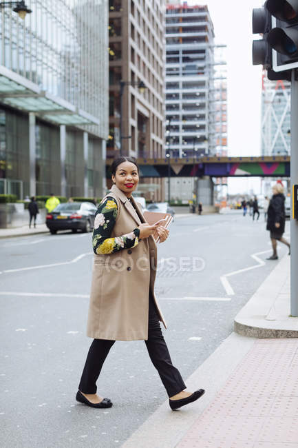UK, London, fashionable businesswoman crossing the street — Stock Photo
