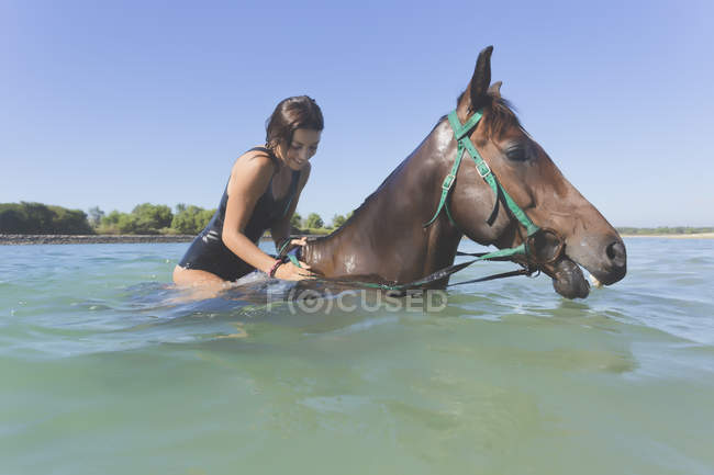 Indonesia, Bali, Donna seduta a cavallo in acqua — Foto stock