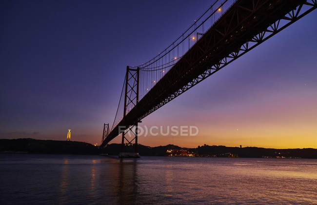 Portugal, Lisbon, Ponte 25 de Abril, Tagus river in the evening — Stock Photo