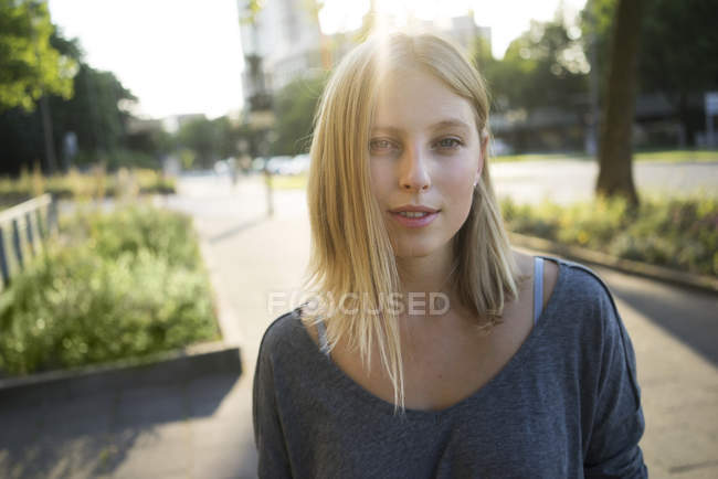 Ritratto di giovane donna bionda con luce posteriore — Foto stock