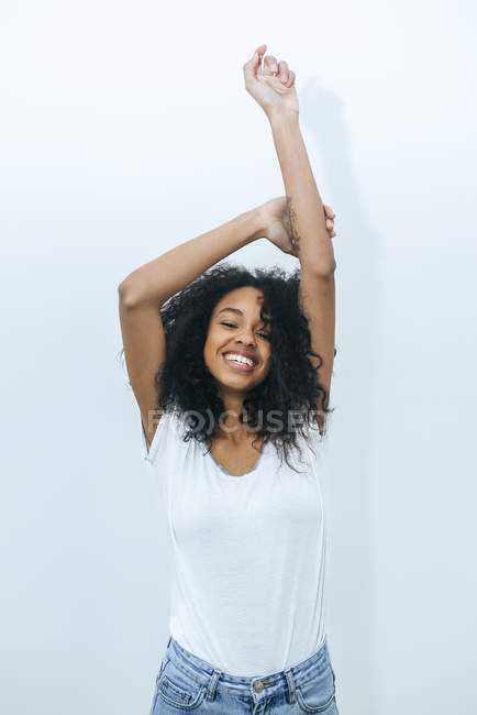 Retrato de una joven riéndose y bailando - foto de stock