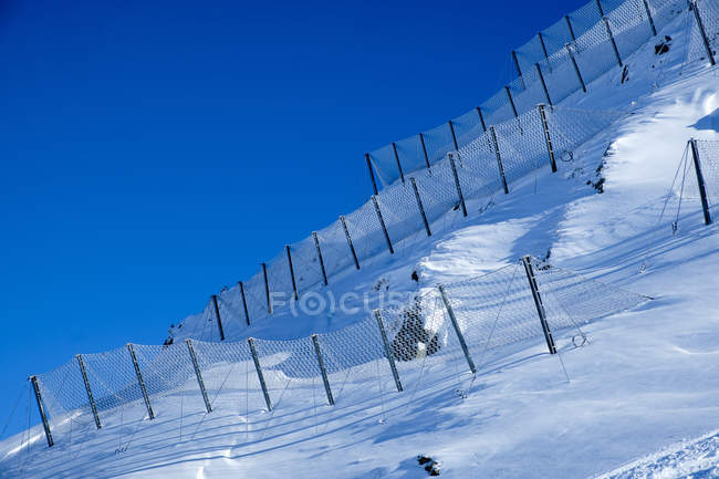 Protection contre les avalanches sur la pente de la montagne en hiver — Photo de stock