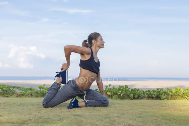 Indonesia, Bali, donna che allunga le gambe — Foto stock