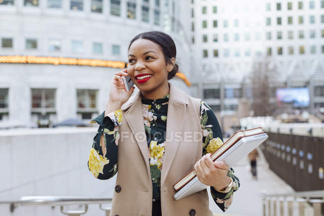 UK, London, portrait of fashionable businesswoman on the phone — Stock Photo