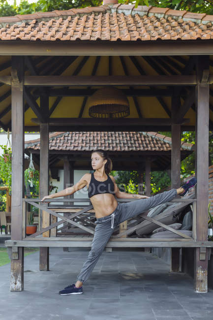 Indonesia, Bali, mujer estirando las piernas - foto de stock