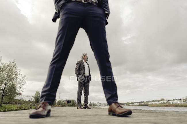 Dois homens de negócios em pé no cais — Fotografia de Stock