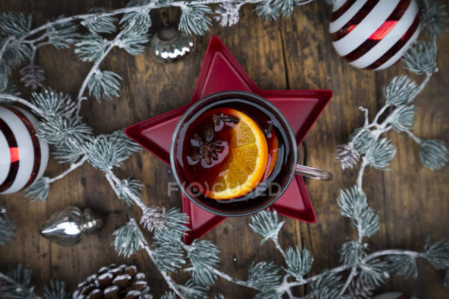 Vinho amontoado e decoração de Natal — Fotografia de Stock