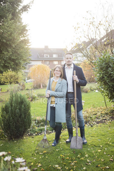 Portrait of couple standing in garden in autumn — Stock Photo