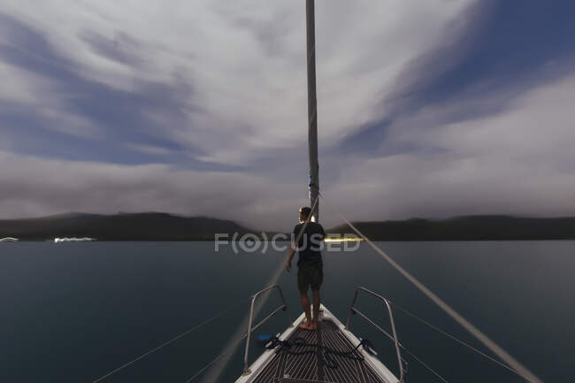 Індонезія, острів Ломбок, людина на палубі парусного човна в сутінках. — стокове фото