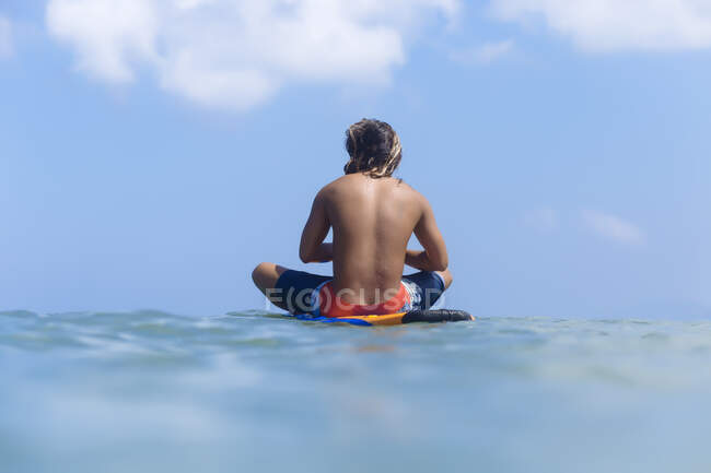Indonesia, Bali, surfista seduto sulla tavola da surf — Foto stock