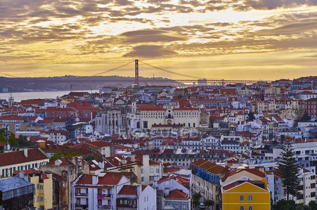 Portugal, Lisbon, cityscape with Ponte de 25 Abril at sunset — Stock Photo