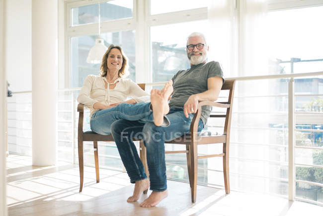 Зрелые пары отдыхают на солнечном пляже — Взрослый, Кавказский - Stock Photo | #