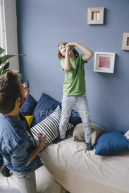 Brincalhão pai e filho em casa — Fotografia de Stock