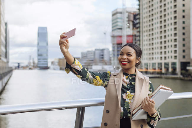 Royaume-Uni, Londres, portrait d'une femme d'affaires à la mode prenant selfie avec téléphone portable — Photo de stock