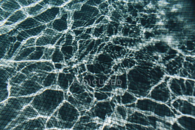 Вода зі світловим рефракціями в басейні — Stock Photo