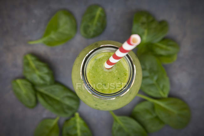 Зеленый фруктовый коктейль с авокадо, киви и детским шпинатом — стоковое фото