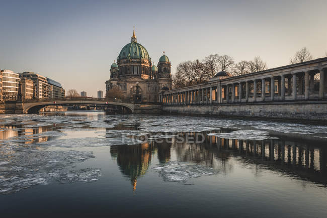 Alemania, Berlín, vista a la Catedral de Berlín en el crepúsculo - foto de stock