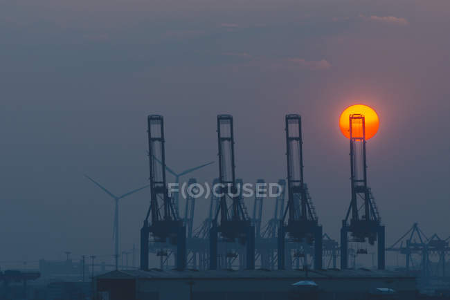 Alemanha, Hamburgo, Porto de Hamburgo ao pôr-do-sol — Fotografia de Stock