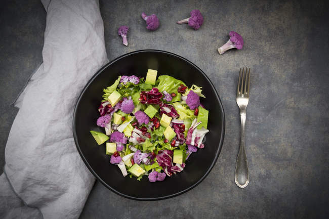 Mixed salad, purple cauliflower, avocado and pomegranate seeds — Stock Photo