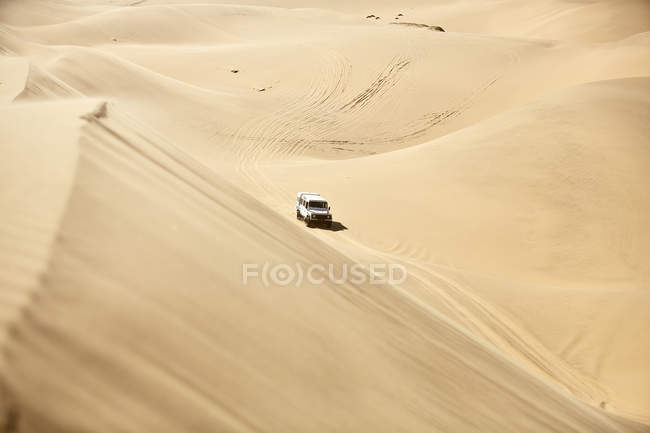 África, Namibia, Namib-Naukluft National Park, Namib desert, desert dunes, off-road vehicle - foto de stock