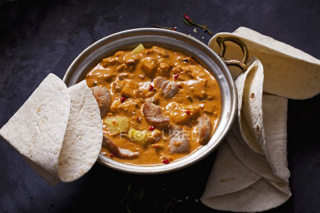 Piatto di curry con tacchino e ananas in salsa di curry — Foto stock