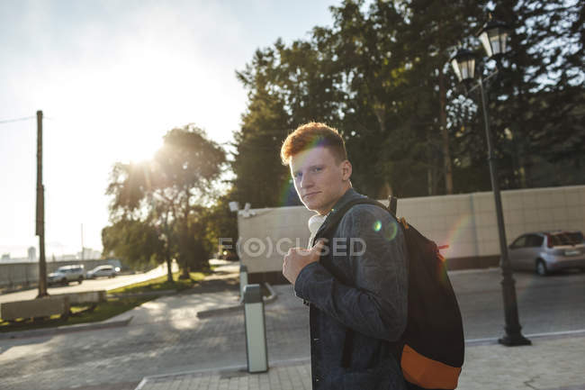Ritratto di giovane uomo rosso all'aperto per strada — Foto stock