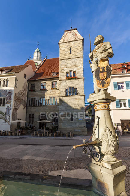 Germany, Baden-Wuerttemberg, Ueberlingen, Old town, Hofstatt, townhall, Cafe at townhall, Fountain with statue of Charles V — Stock Photo