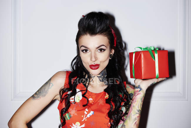 Portrait of tattooed woman with gift — Stock Photo