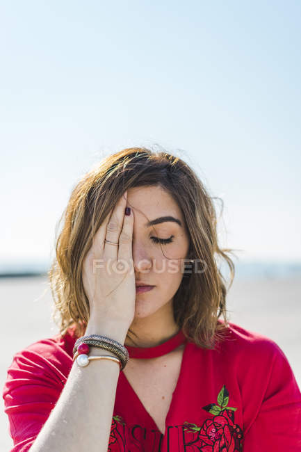 Retrato de jovem mulher ao ar livre cobrindo um olho — Fotografia de Stock