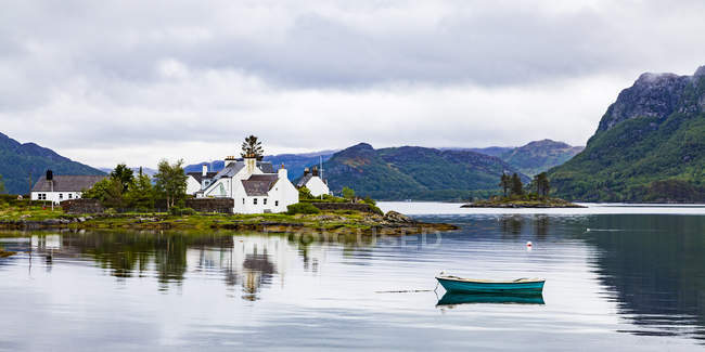 Reino Unido, Escócia, Costa Oeste, Plockton, Loch Carron, casas residenciais e barco — Fotografia de Stock