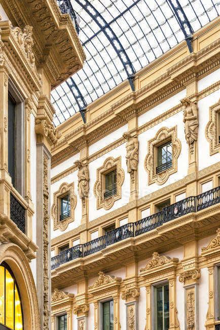 Italia, Milán, parte de la fachada de la Galleria Vittorio Emanuele II - foto de stock