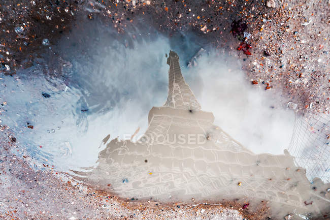 France, Paris, water reflection of Eiffel Tower in a puddle — Stock Photo
