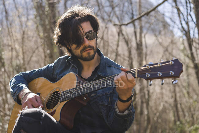 Junger Mann spielt im Freien Gitarre — Stockfoto