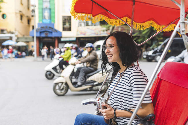 Vietnam, Hanoi, giovane donna felice su un riksha esplorare la città — Foto stock