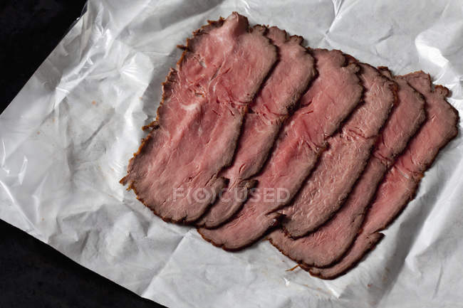 Sei fette di roast beef su carta cerata — Foto stock