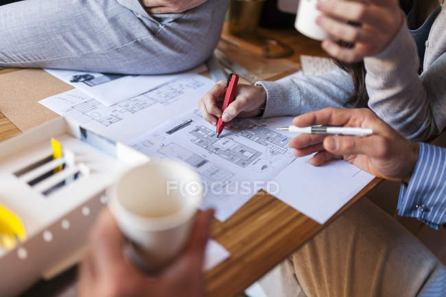 Equipe de arquitetos trabalhando em um projeto, discutindo plantas — Fotografia de Stock