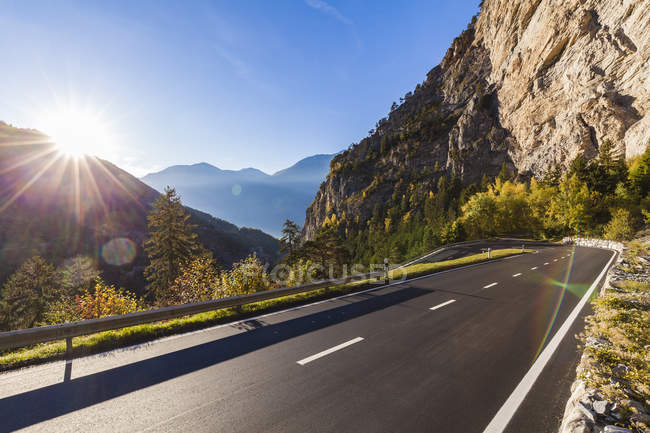 Suíça, Valais, estrada de montanha perto de Leukerbad — Fotografia de Stock