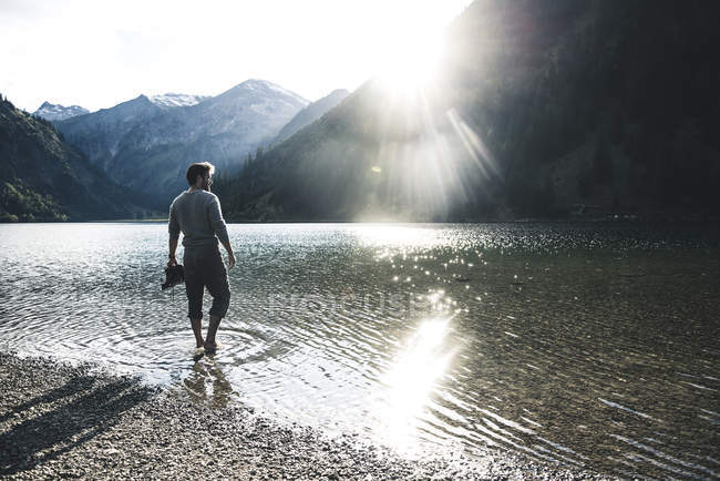 Австрия, Тироль, пешие прогулки в горном озере — стоковое фото