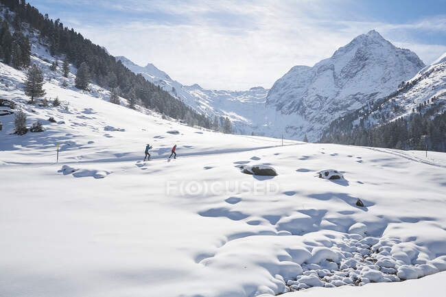 Австрия, Тироль, Люсенс, Селлрейн, два лыжника в заснеженном пейзаже — стоковое фото