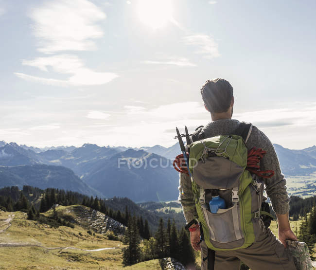 Австрія, Тіроль, молода людина в гірських пейзаж дивлячись на думку — стокове фото
