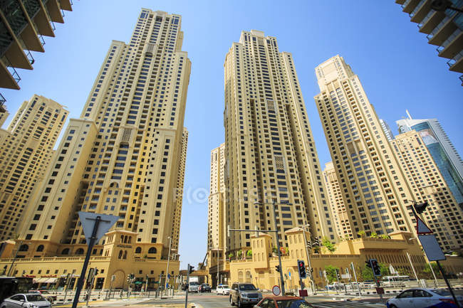 Emiratos Árabes Unidos, Dubai, Paisaje urbano durante el día - foto de stock