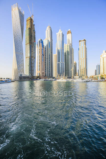 Emirados Árabes Unidos, Dubai, Dubai Marina com a Torre Cayan à esquerda — Fotografia de Stock
