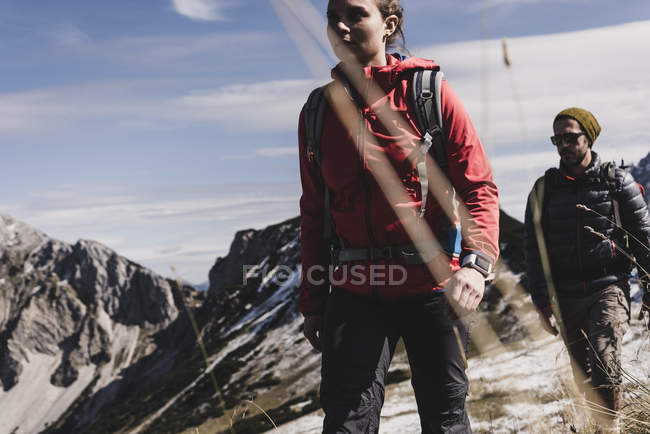 Austria, Tirol, pareja joven haciendo senderismo en las montañas - foto de stock