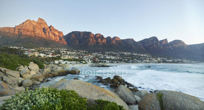 Sudáfrica, Cabo Occidental, Ciudad del Cabo, Camps Bay, Doce Apóstoles - foto de stock