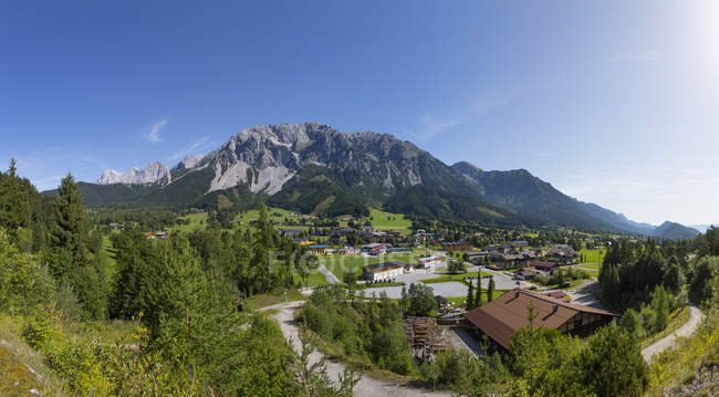 Austria, Estiria, Ramsau am Dachstein, Montañas Dachstein, Panorama - foto de stock