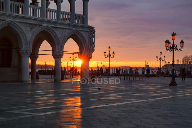 Italy, Veneto, Venice, St Mark's Square and Doge's Palace at sunrise — Stock Photo
