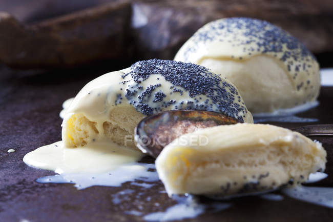 Yeast dumplings with vanilla sauce and poppy seeds — Stock Photo