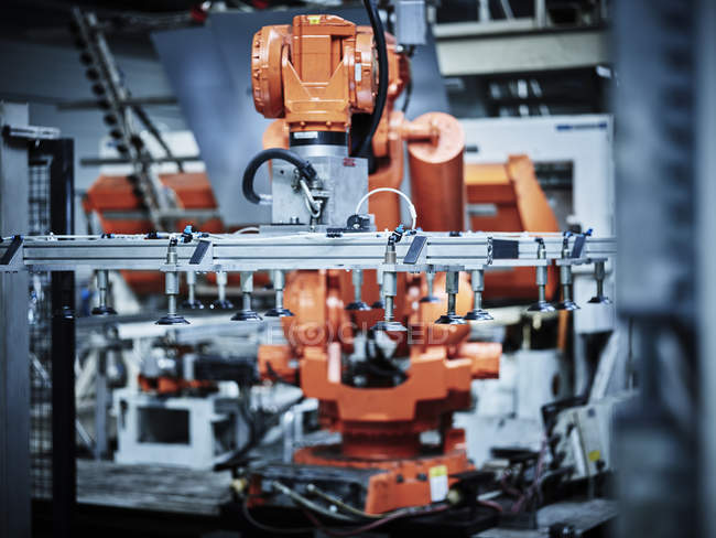Рука промышленного робота, используемая в металлообработке — стоковое фото
