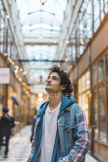 Портрет усміхненого молодого чоловіка в торговому центрі — стокове фото