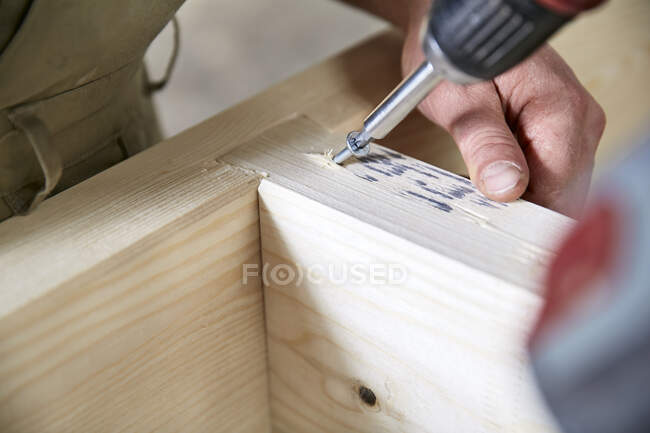 Falegname fissaggio costruzione in legno con trapano portatile — Foto stock